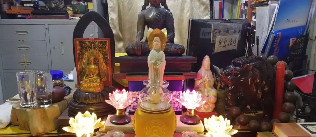 最上乘学佛一百问 62、[ 佛前的供花应该如何摆放？]缩略图